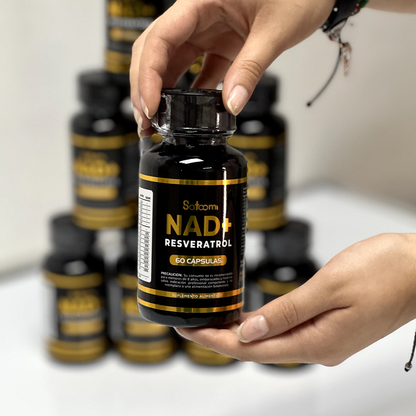 Satoomi NAD+ Resveratrol 60 cápsulas — frasco negro con dorado en la mano