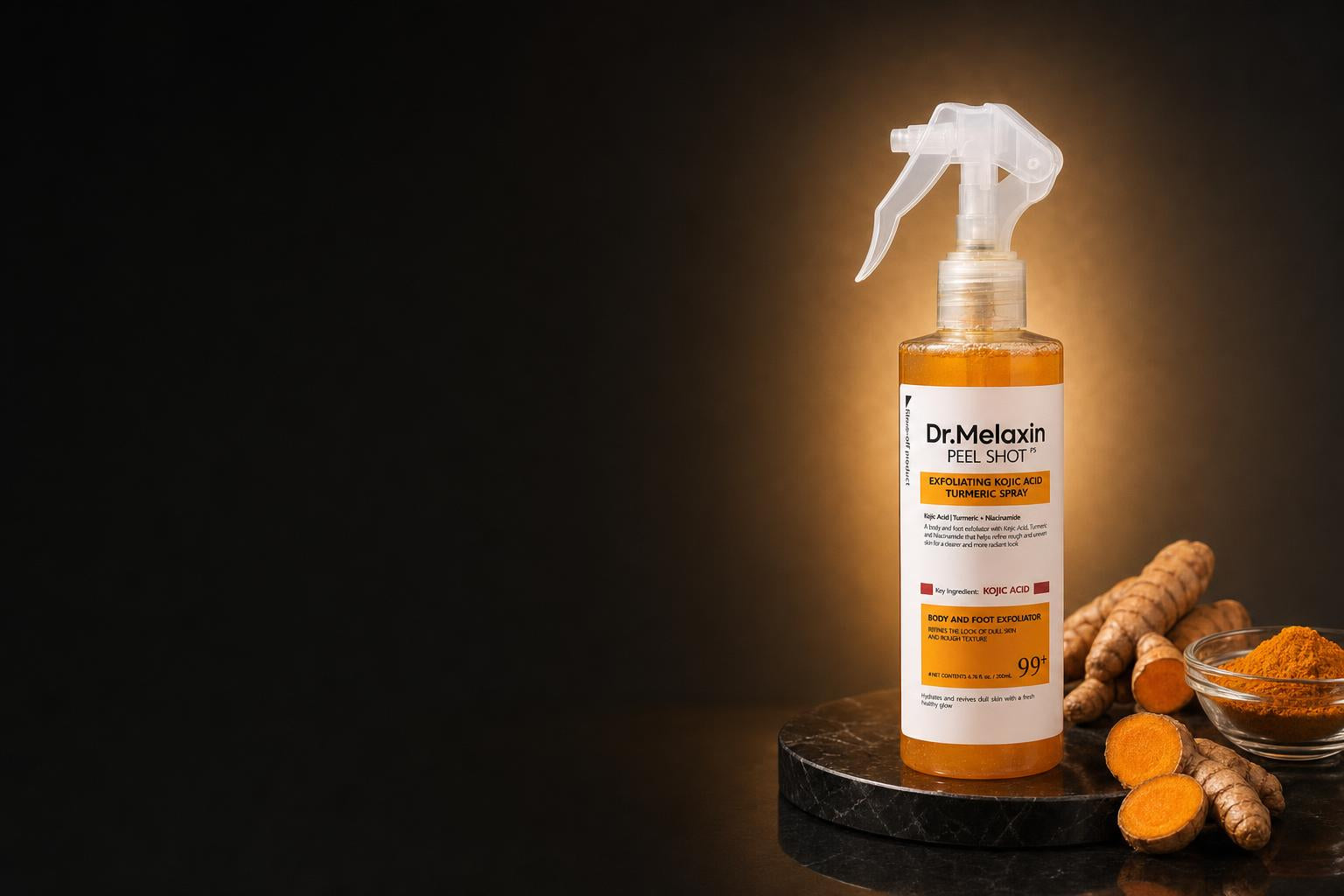 Spray exfoliante Dr. Melaxin Peel Shot con raíces de cúrcuma sobre mármol negro